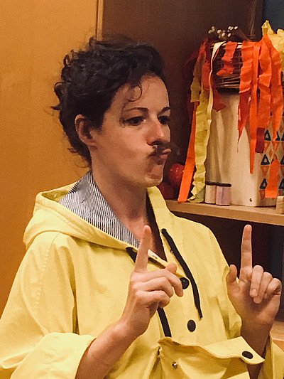 Foto van Het meisje in de gele jas