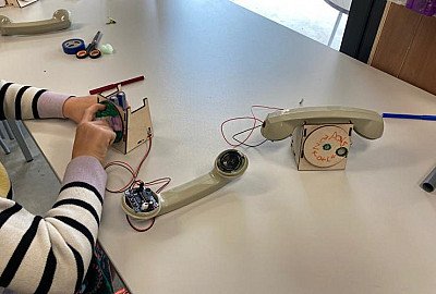 Foto van Je stem door een oude telefoon.