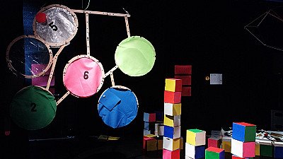Foto van De veerkracht van geometrie: Waar is de skiër?